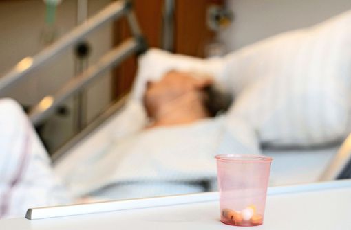 Schmerzstillende Medikamente stehen am Patientenbett auf einer Palliativstation in einem Krankenhaus. In Deutschland wird weiter über ein Gesetz zur Sterbehilfe diskutiert. Foto: epd/Werner Krueper