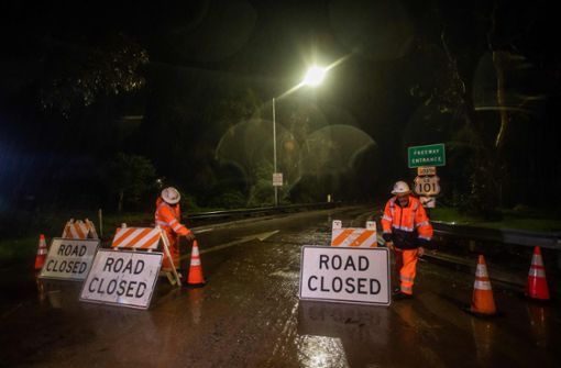 Rettungskräfte sperren in Montecito eine überflutete Straße. Foto: AFP/APU GOMES