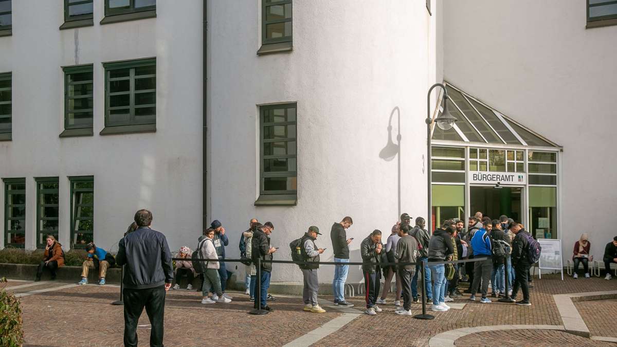 Ausländerbehörde in Esslingen: Warteschlange  erweist sich als hartnäckig