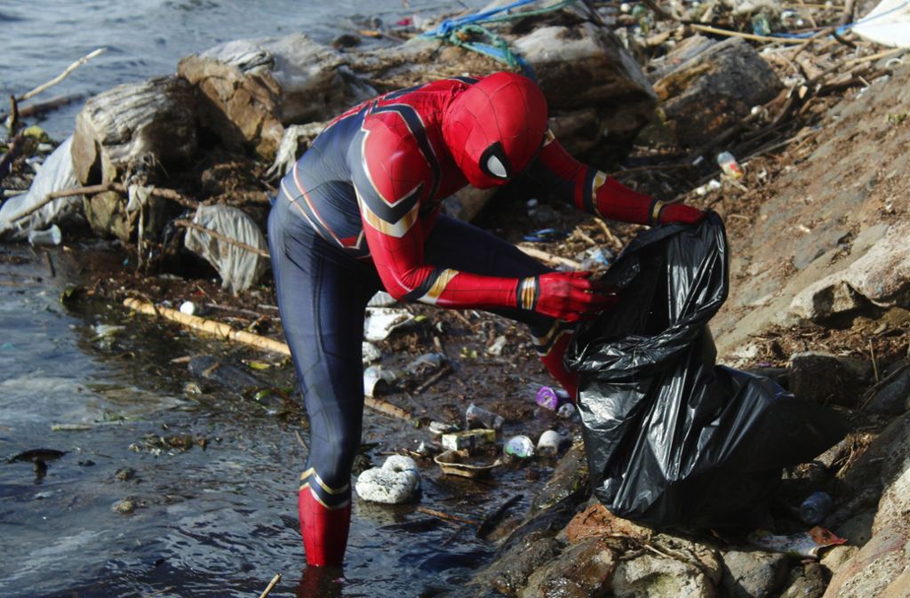 Indonesien: Spiderman sammelt auf der Insel Sulawesi Müll