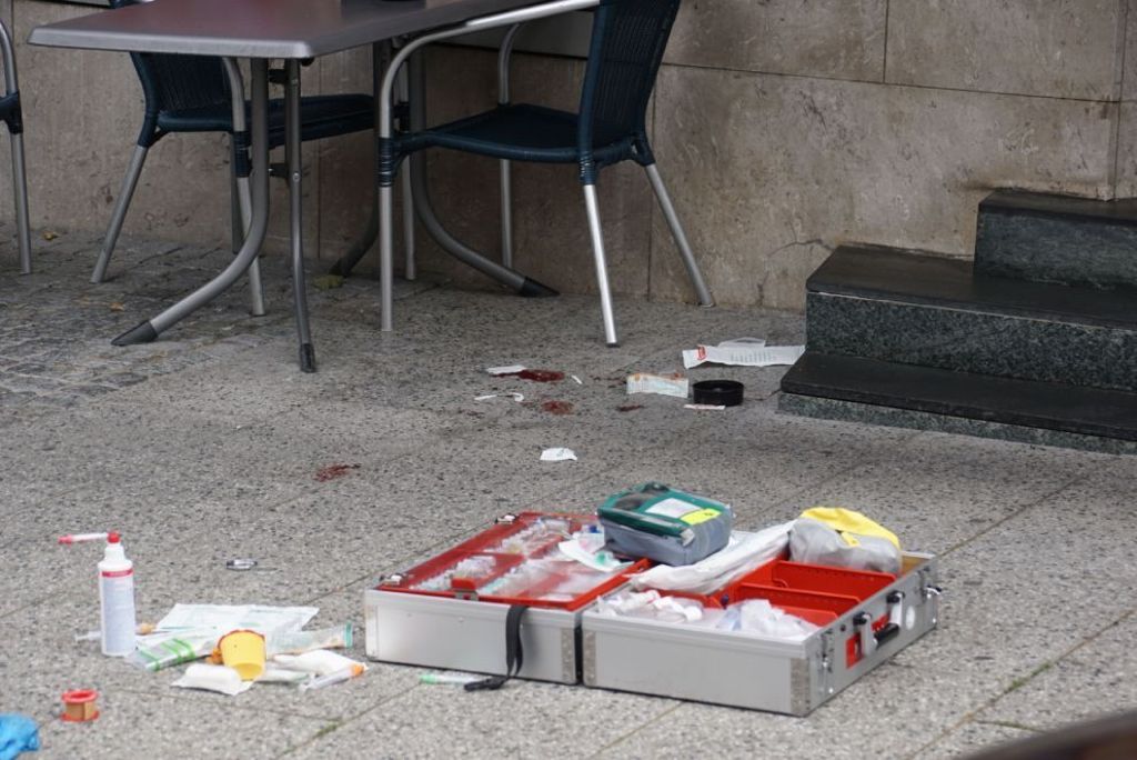 Prügelei mit Gegenständen und Messer vor Dönerimbiss in Wernau: Schlägerei mit acht Verletzten