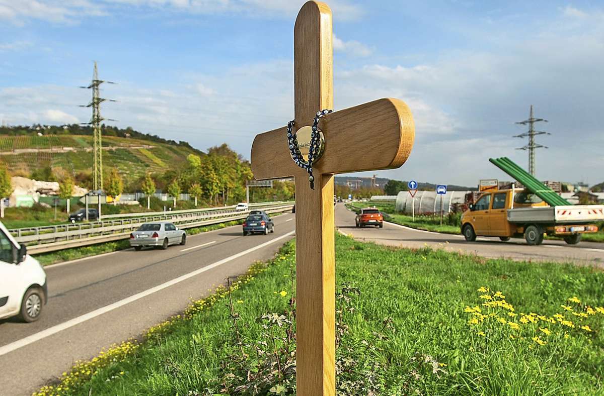 Gedenken an Verkehrsopfer: Wer kümmert sich um Kreuze am Straßenrand?