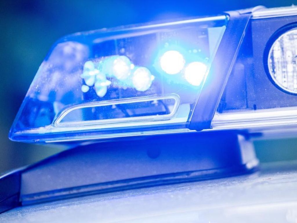 Bei dem Unfall entstanden 50.000 Euro Schaden: Stuttgart: Autofahrer rutscht von Bremse ab und durchbricht zwei Geländer
