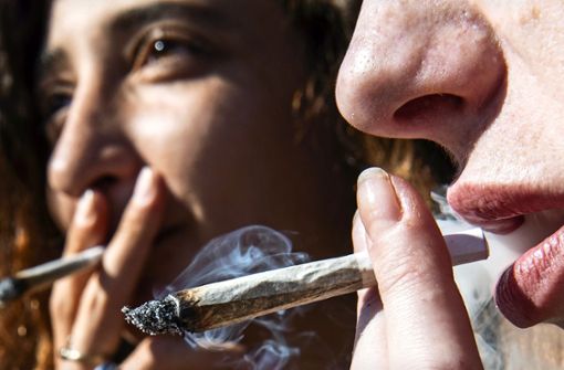Auch wenn der Konsum illegal ist, gibt es viele Jugendliche, die regelmäßig Joints rauchen. Foto: dpa