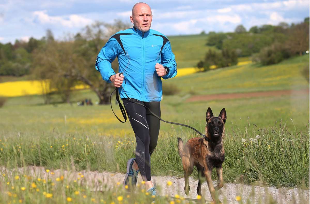 Steffen Guthier mit seinem Belgischen Schäferhund auf einer seiner Trainingsrunden