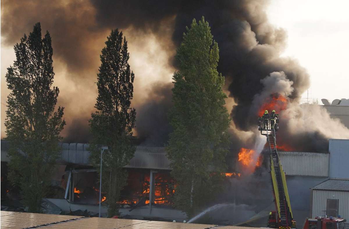 Großbrand in Gäufelden-Nebringen: Fleischgroßhandel steht in Flammen – Feuerwehr warnt Anwohner