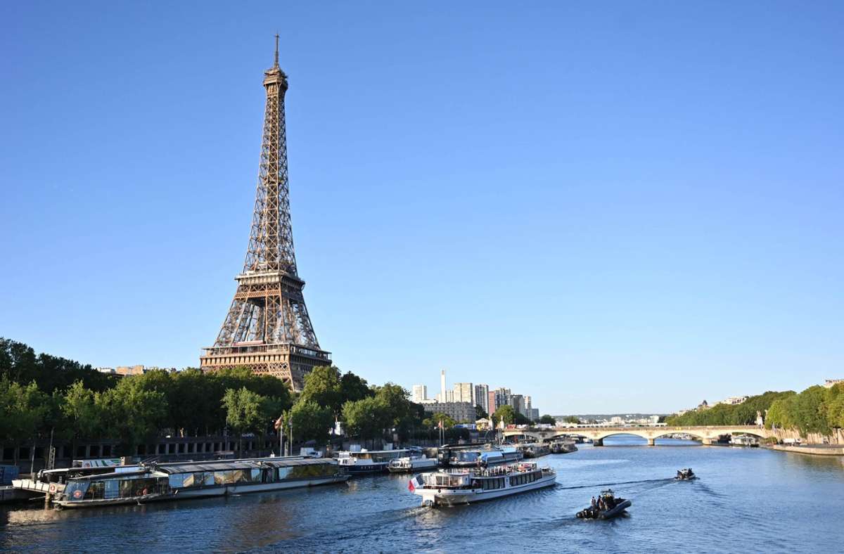 Höhenrettung muss anrücken: Betrunkene US-Touristen übernachten heimlich  auf Eiffelturm