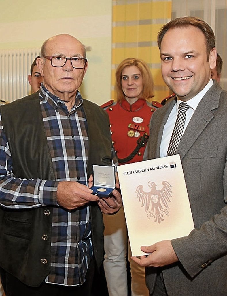 ESSLINGEN: Stadt verleiht Martin Schön die Jubiläumsmünze in Gold für sein Engagement in der Bürgergarde: Auszeichnung für einen umtriebigen Geist