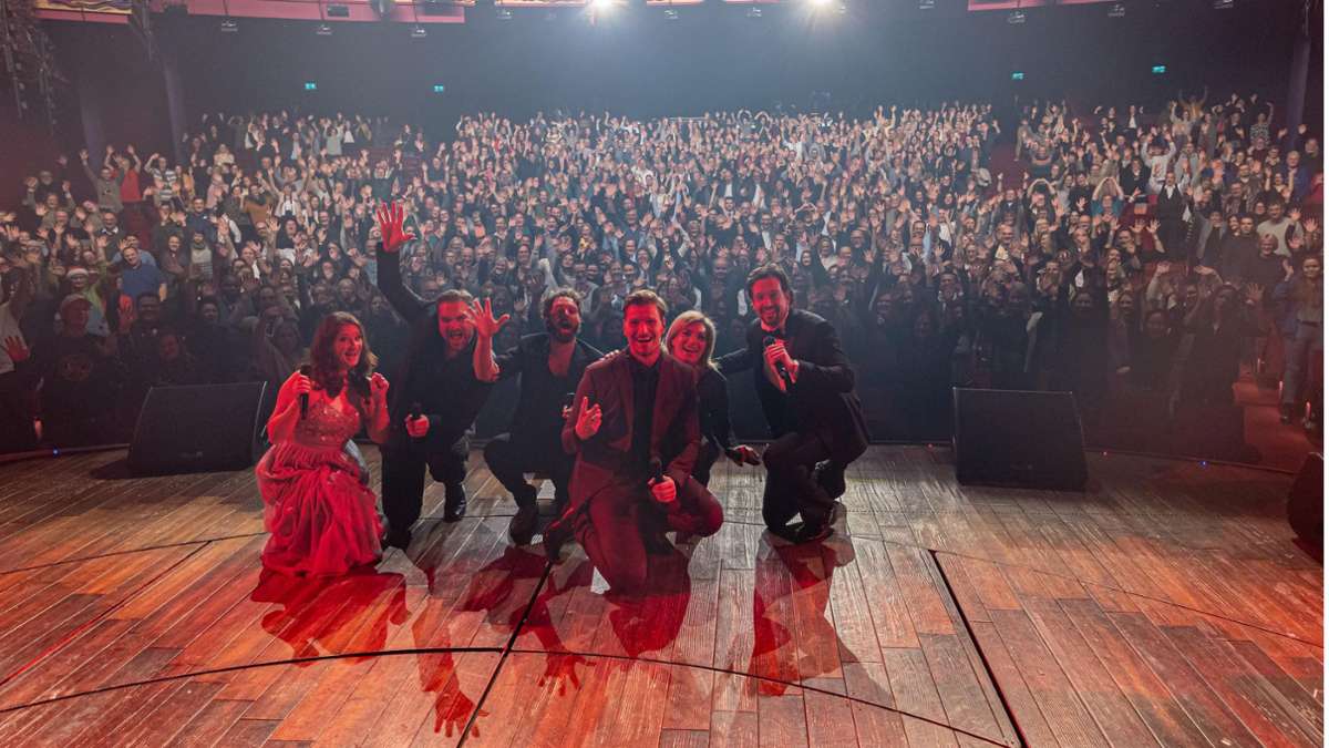 Sechs Musicalstars beim Gruppenfoto am Ende der Show vor dem begeisterten Publikum im Apollo-Theater.
