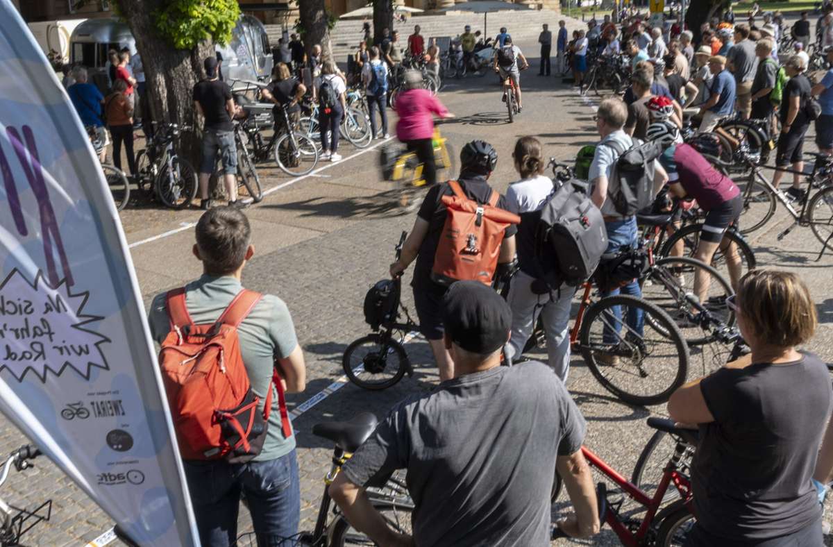 Protest in Stuttgart: Radfahrer demonstrieren gegen Außengastro vor der Oper