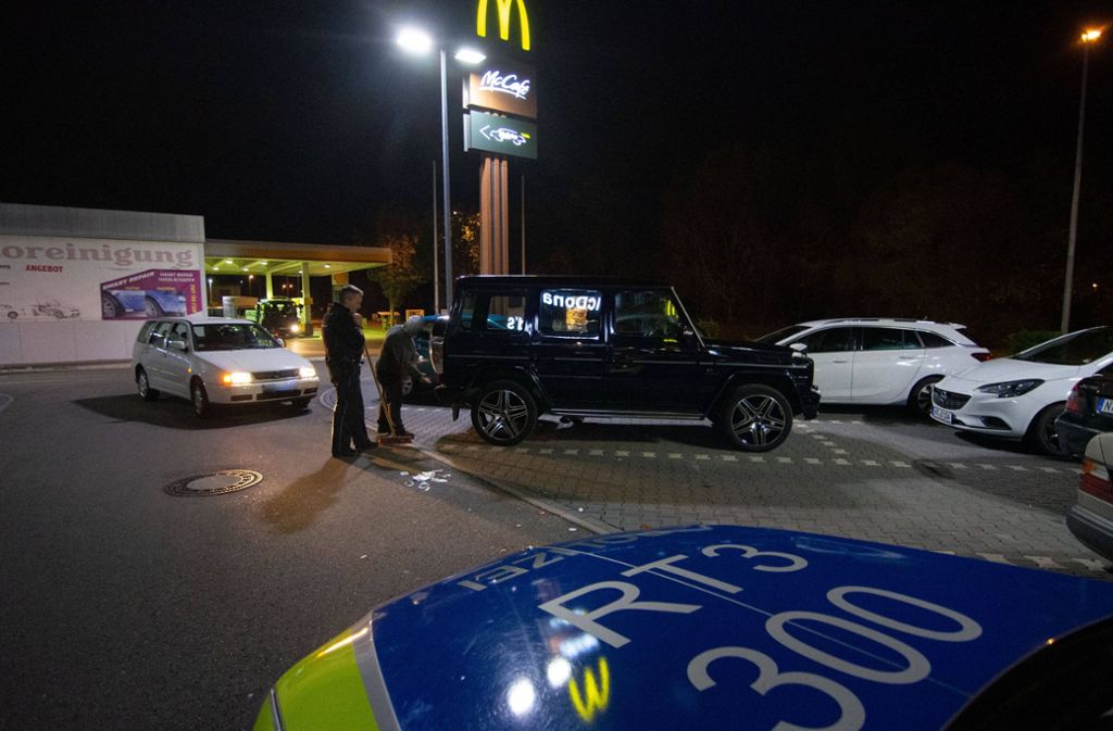 Unfall vor McDonald’s: 18-Jährige fährt zwei Männer an