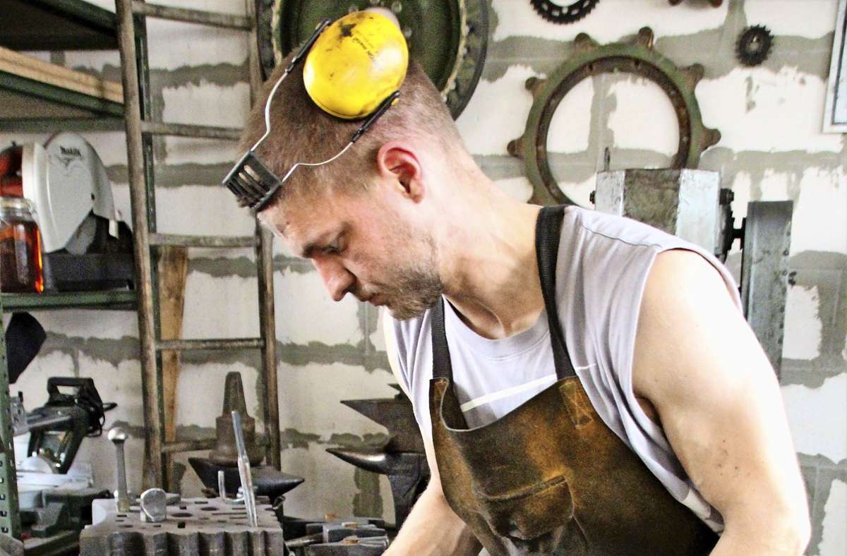 Jannik Möhring fertigt  in seiner Schmiede in  Ebersbach  Messerklingen. Dafür wird der Stahl auf 1100 Grad erhitzt und dann mit dem Hammer auf dem Amboss bearbeitet. Foto: / Eisenhardt
