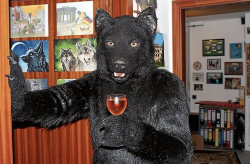 Ein Gläschen für den Berkwolf: Marcel Ellinger kann sich in seinem Kostüm gut entspannen. Foto: Osswald Quelle: Unbekannt