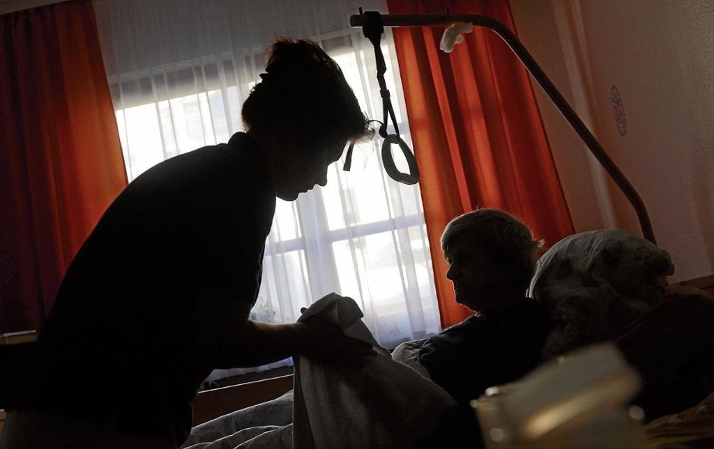 Die Taten sollen 2017 in einem Pflegeheim im Landkreis Göppingen stattgefunden haben: Pflegerin wegen Vergewaltigung von dementen Senioren angeklagt