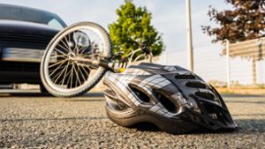 Fahrradfahrer bei Kollision mit Auto leicht verletzt
