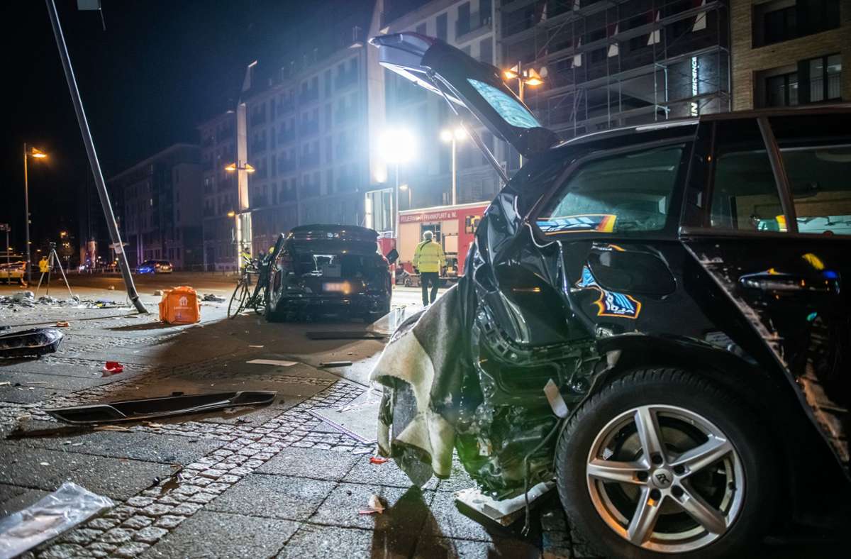 Tödliche Kollision in Frankfurt: SUV erfasst mehrere Menschen – zwei Tote