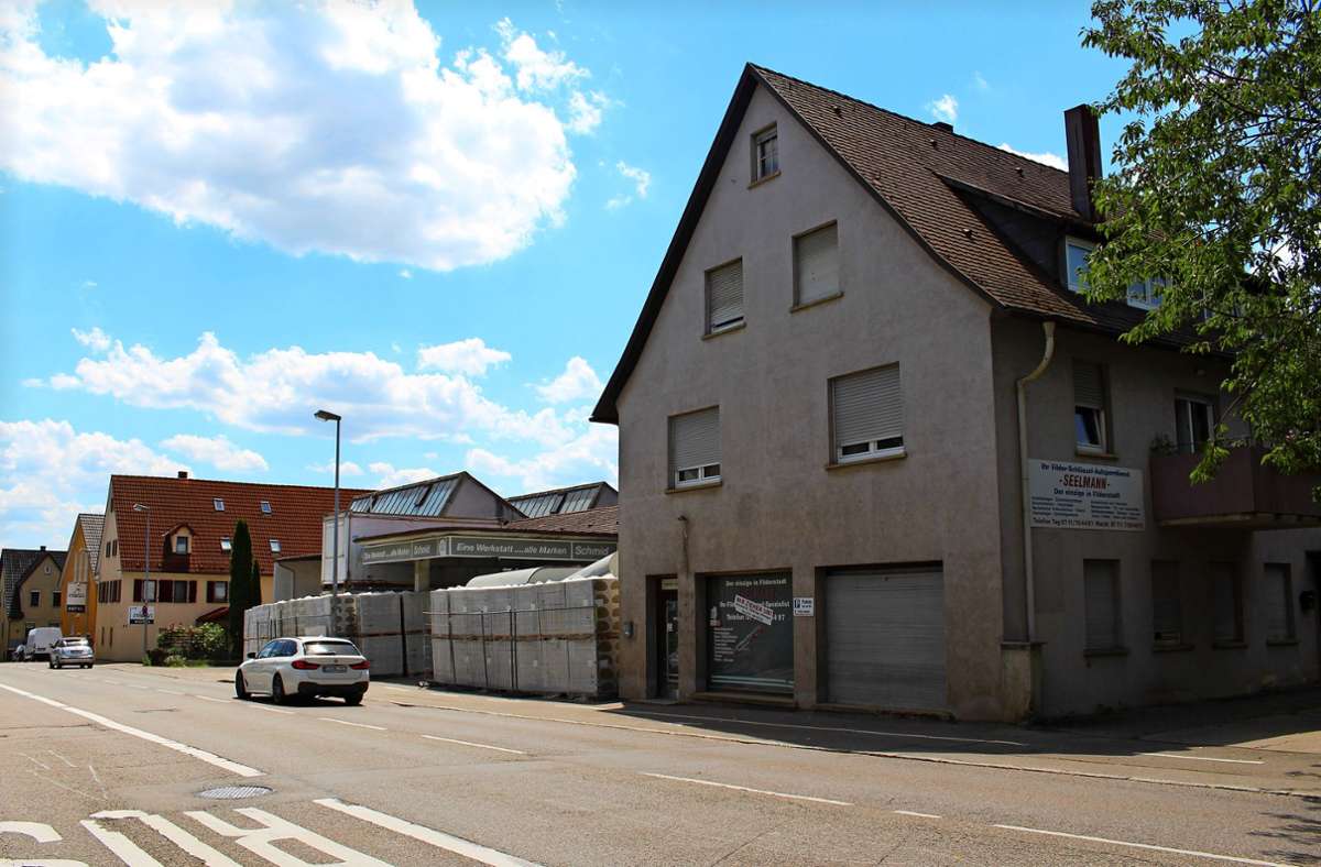 Für das Gelände Aicher Straße 36 in Bernhausen gab es eine fertige Konzeption eines Investors. Sie sah eine durchmischte Nutzung in Gestalt eines Wohn-und Geschäftshauses vor. Nun aber will der Investor plötzlich ein Altenheim. Foto: Caroline Holowiecki