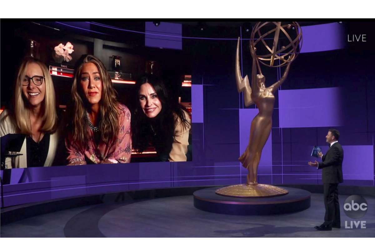 Eine kleine „Friends“-Reunion bei den Emmy Awards: Lisa Kudrow, Jennifer Aniston und Courteney Cox (von links) in einer Live-Video-Zuschaltung mit Jimmy Kimmel.