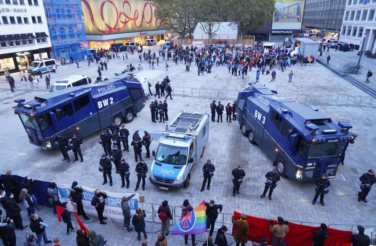 Nach Abschluss der AfD-Kundgebung kam es zu einem größeren Einsatz der Polizei. Foto: Andreas Rosar / Fotoagentur-Stuttg