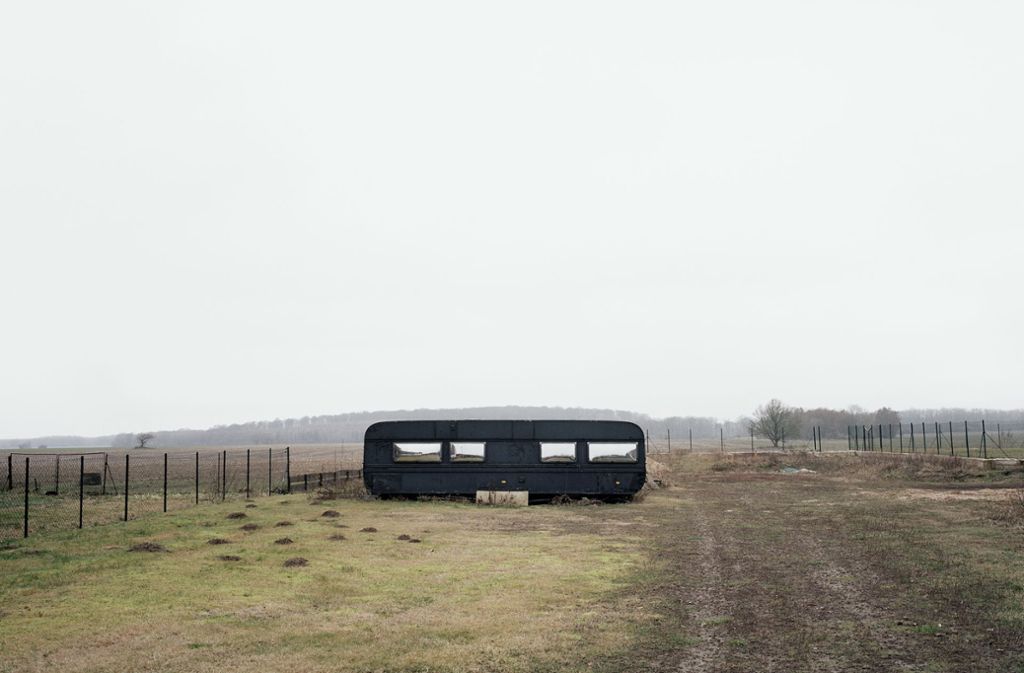 Der Fotograf Hans-Christian Schink war für die Serie „Hinterland“ unterwegs in dünn besiedelten Gegenden in Deutschland. Hier im Bild: „Beseritz“ –  Wohnwagen auf einem Acker.