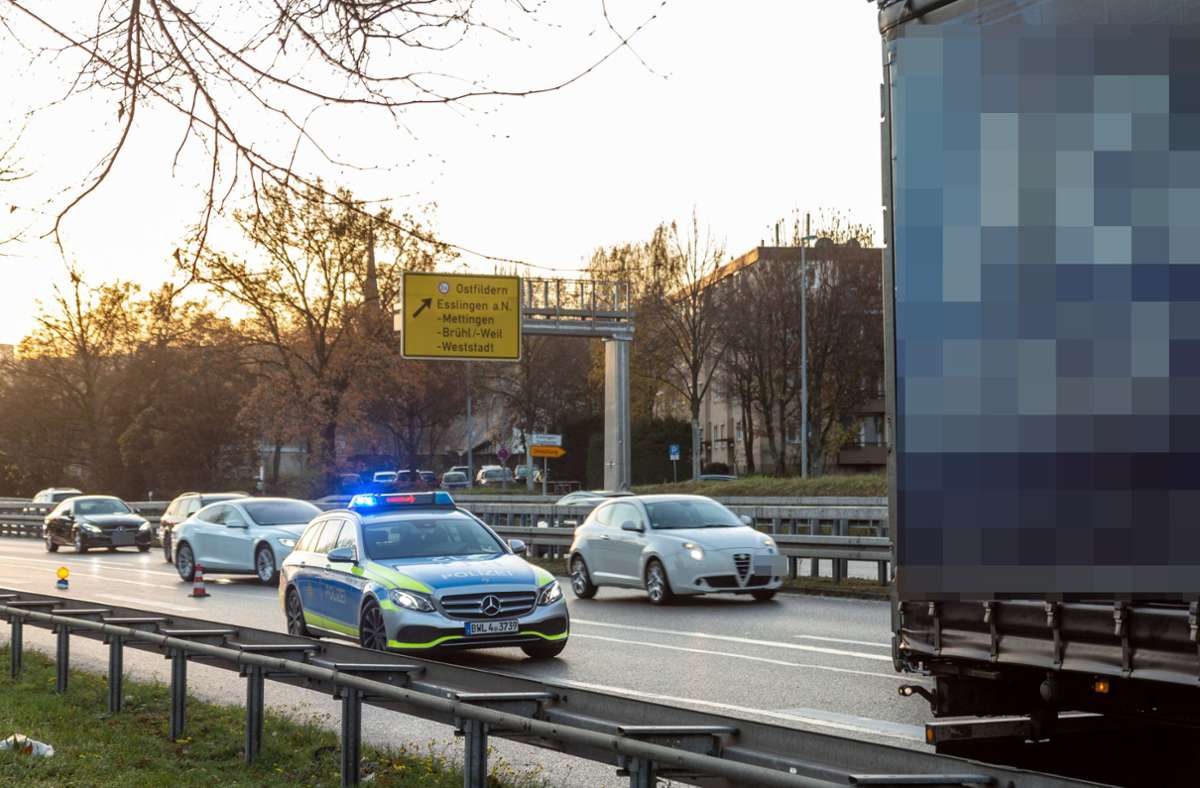 Der Unfall ereignete sich kurz nach 8 Uhr in Fahrtrichtung Stuttgart.