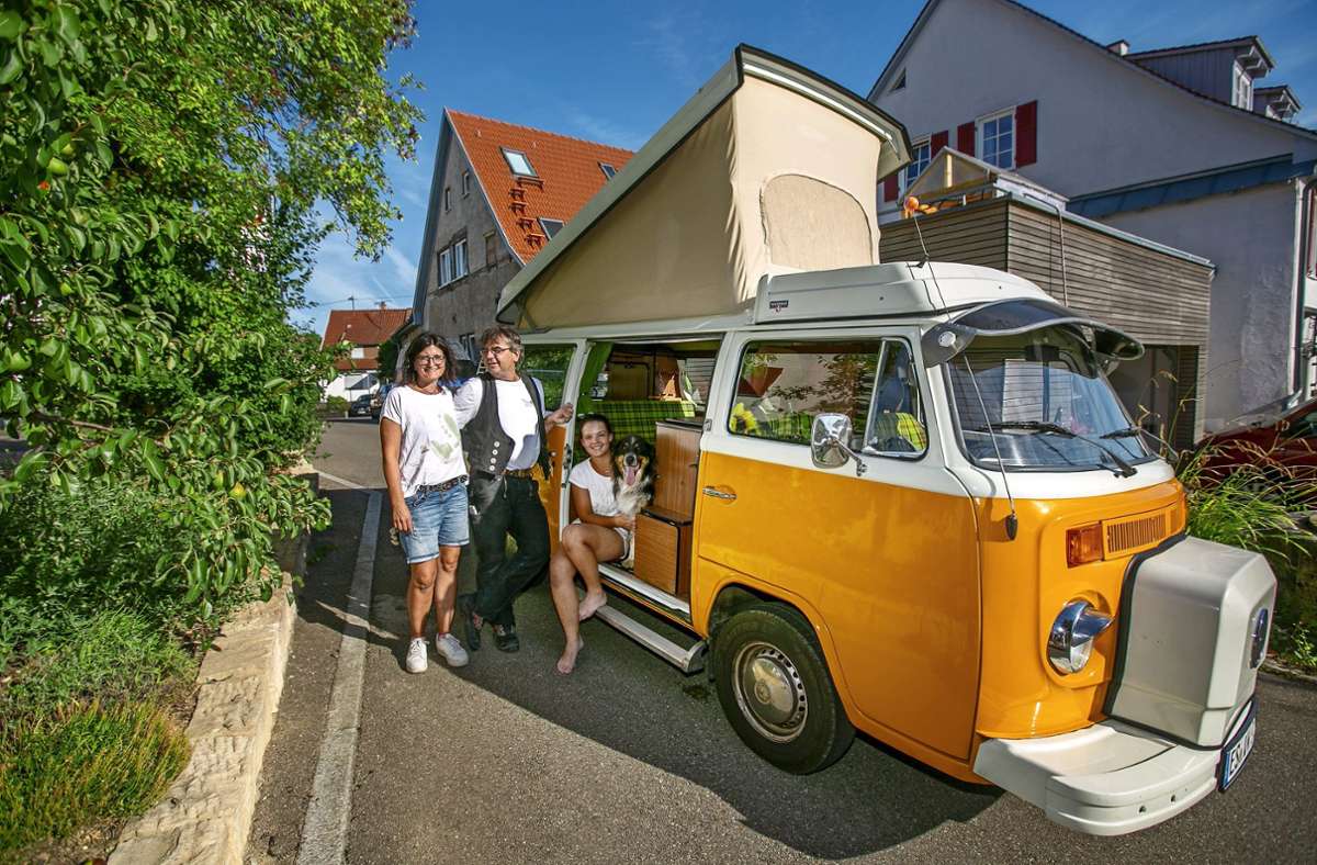 Heidrun, Hans und Johanna Hägele lieben ihren alten VW Bus, der sie schon auf vielen Urlaubsfahrten begleitet hat. Foto: Roberto Bulgrin