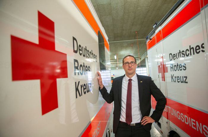 Angriffe auf Rettungsdienstmitarbeiter in Stuttgart: Helfer und Patient müssen sich eineinhalb Stunden lang verschanzen