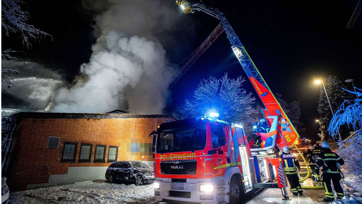 Die Feuerwehr kämpfte gegen den Brand in einem Göppinger Gewerbegebiet an.