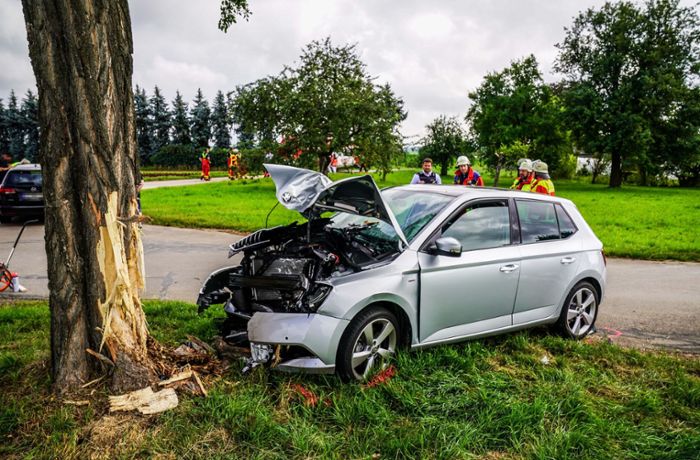 Rettungshubschraubereinsatz in Köngen: Auto fährt frontal gegen Baum