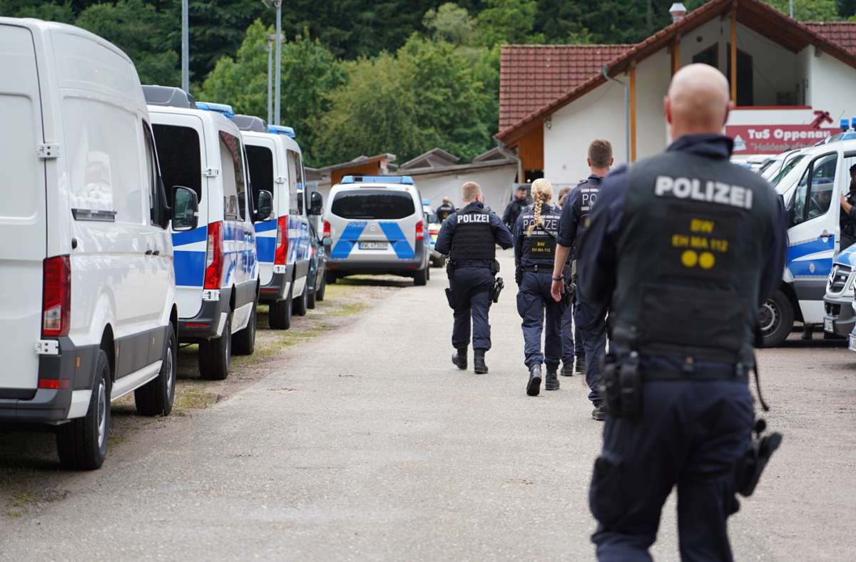 Polizeifahndung nach „Waffennarr“ in Oppenau: Mutter von Yves R. nimmt ihren Sohn in Schutz
