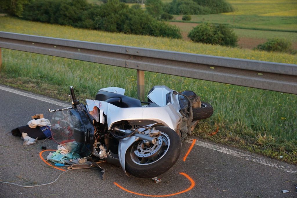 12.5.2018 Am Freitagabend ist ein Motorrad-Fahrer auf der K1265 zwischen Jesingen und Ohmden gestürzt und schwer verletzt ins Krankenhaus eingeliefert worden.