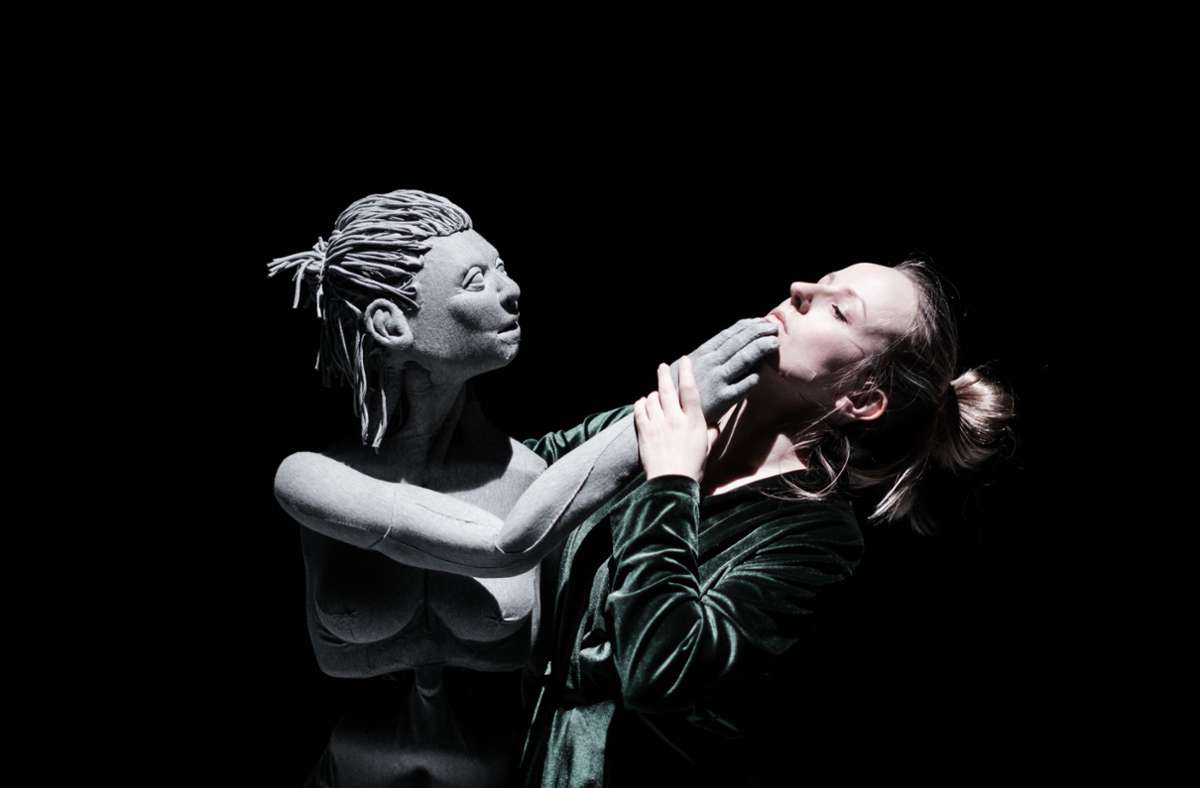 Mensch trifft Puppe – oder ist es umgekehrt? Szene aus dem Stück „Romanze“, mit dem  Natalia Sakowicz die Imaginale in Stuttgart eröffnet. Foto: Bartek Warzecha/BW