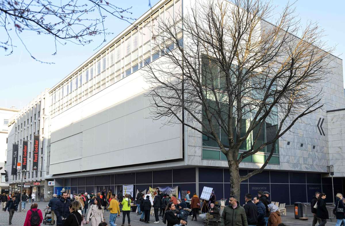 Gebäude wie die Sportarena in Stuttgart sollen nach dem Willen von Architects for Future und den  Unterzeichnern des Abrissmoratoriums nicht abgerissen, sondern umgebaut werden, wie kürzlich bei einem Sitzstreik demonstrativ gefordert wurde.