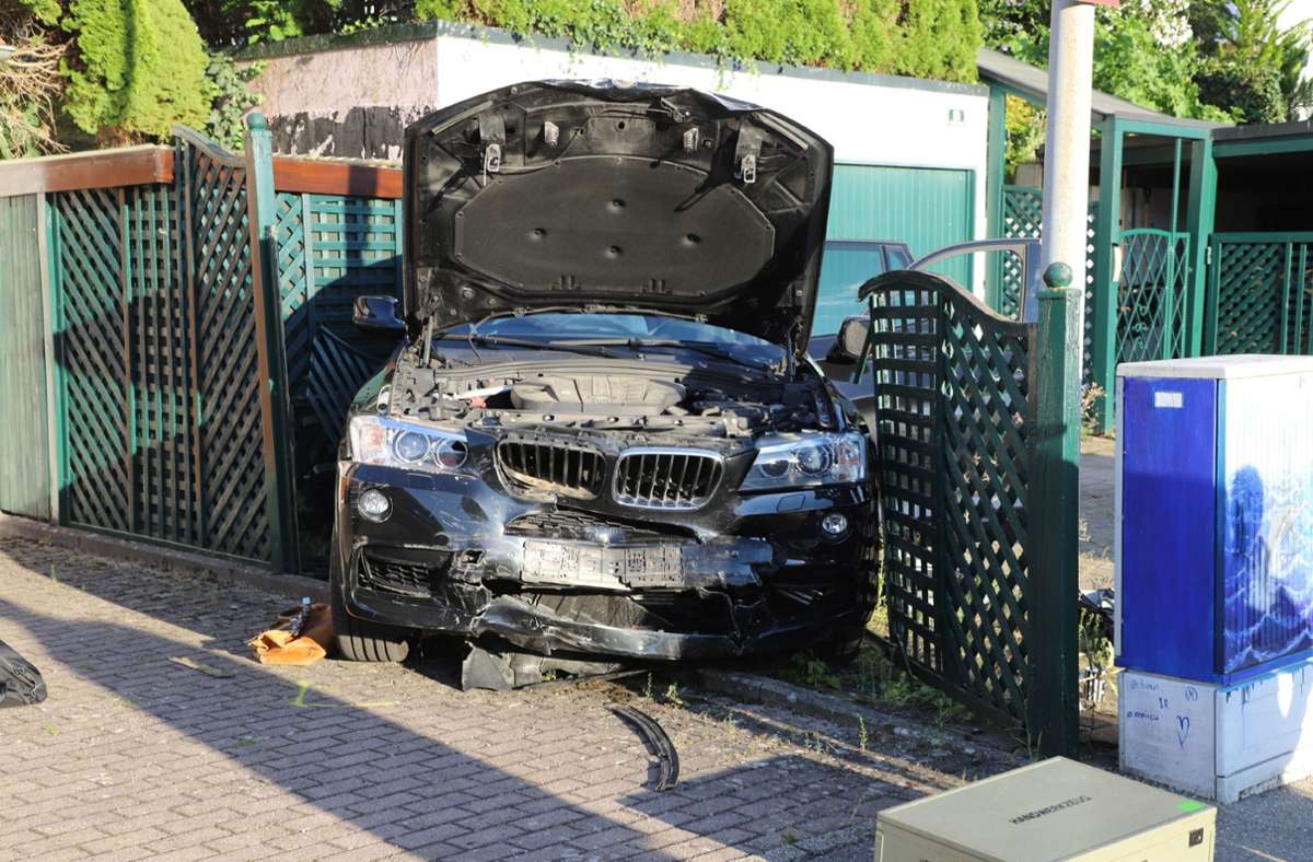 Der Wagen des 59-jährigen Unfallverursachers rollte rückwärts über beide Fahrstreifen hinweg und prallte mit dem Heck gegen einen Holzzaun sowie   einen Holzunterstand. Foto: SDMG/Kaczor