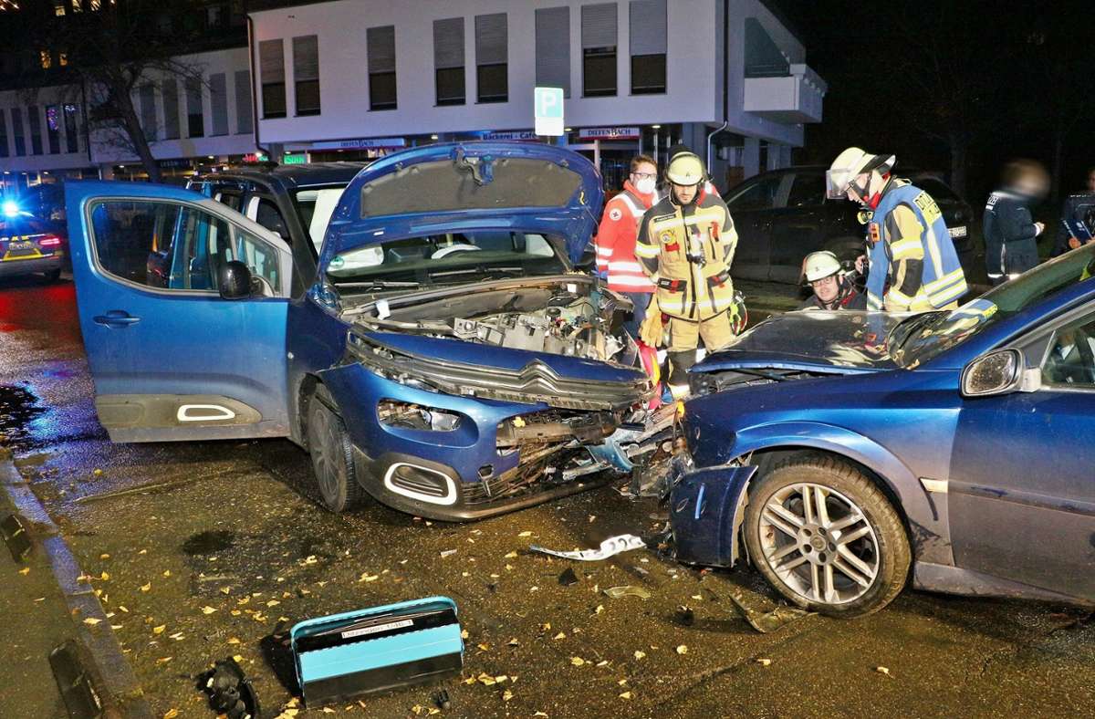 Opel und Citroen sind nicht mehr fahrbereit nach dem Unfall in Ditzingen. Foto: KS-Images.de / Karsten Schmalz