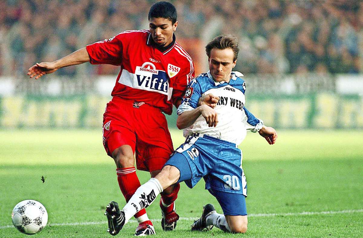 Immer voller Einsatz: 1996/97 packt der Neu-Bielefelder Schäfer gegen Ex-VfB-Kollege Giovane Elber beherzt die Grätsche aus.
