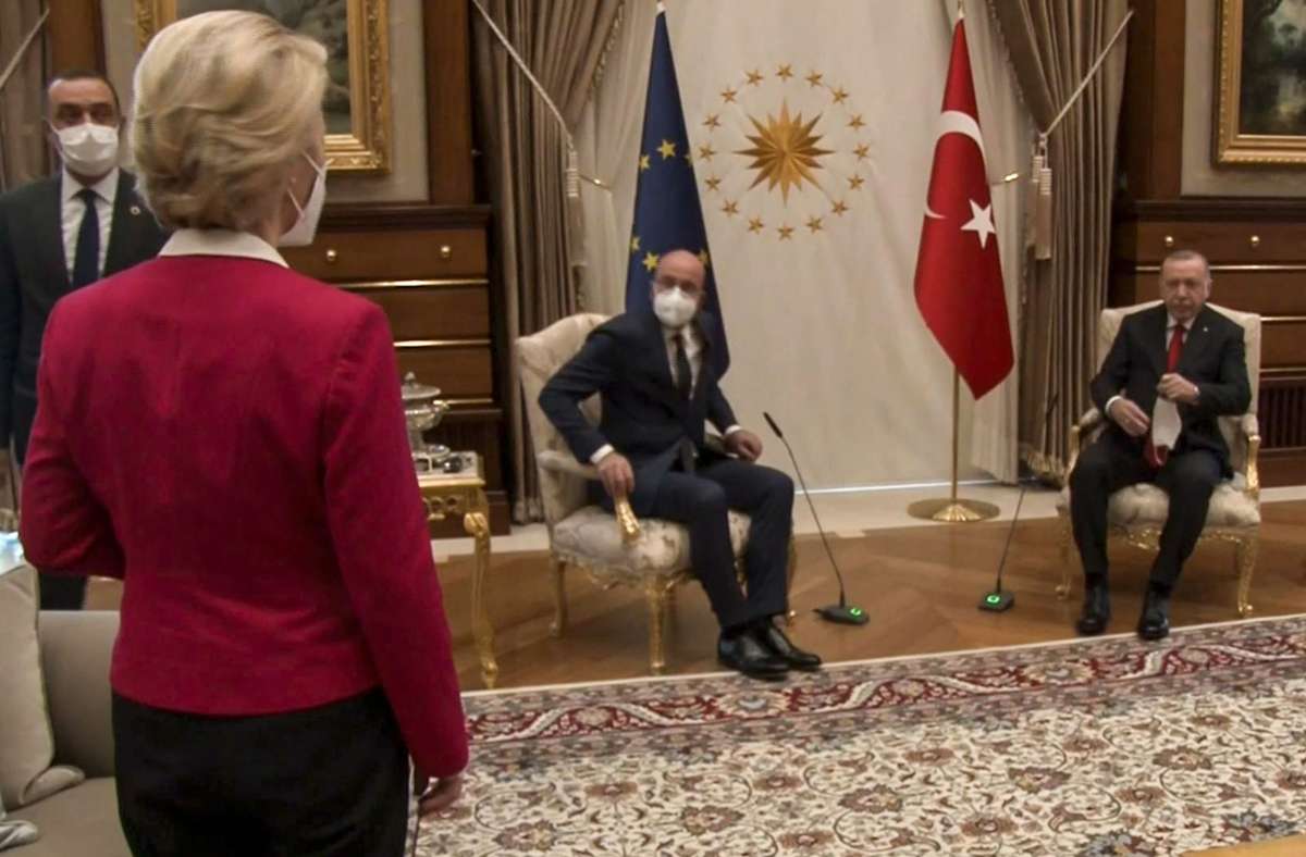 Die EU-Kommissionspräsidentin Ursula von der Leyen war Anfang der Woche zu Besuch bei dem türkischen Staatspräsidenten Recep Erdogan (rechts im Bild), zusammen mit dem EU-Ratspräsidenten Charles Michel. Keiner der zwei Herren machte Anstalten aufzustehen, als von der Leyen den Raum betrat. Das war aber nicht alles.