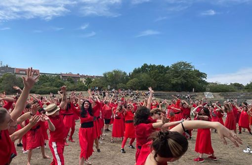 Ganz in Rot wird die Choreografie  des ersten Videos von Kate Bush nachgetanzt. Foto: dpa/Tanja Hellmig