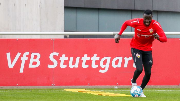 VfB-Wochenstart mit einem lächelnden Silas Katompa