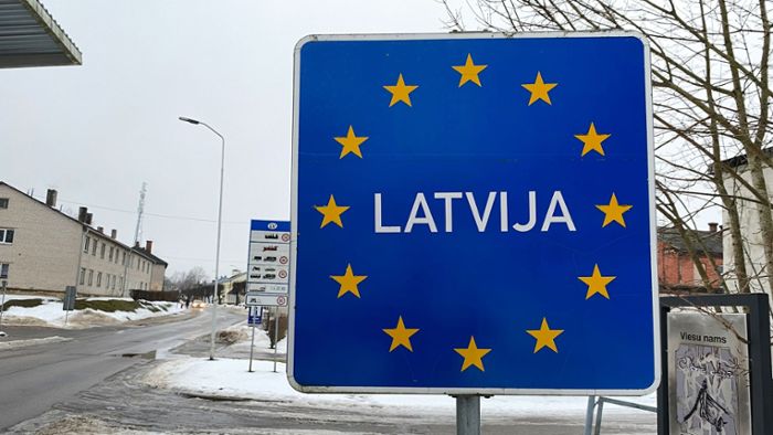 Lettland ordnet erste Ausreisen von Russen an