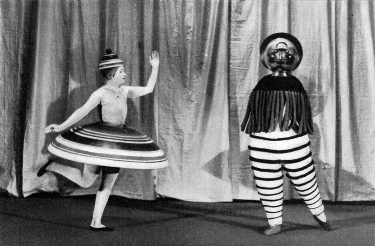 Szenenfoto zum Triadischen Ballett: Zwei Figurinen aus der gelben Reihe: „Rundrock“, getanzt von Elsa Hötzel und „Taucher“, getanzt von Oskar Schlemmer, um 1922/23 Stiftung Bauhaus, Dessau