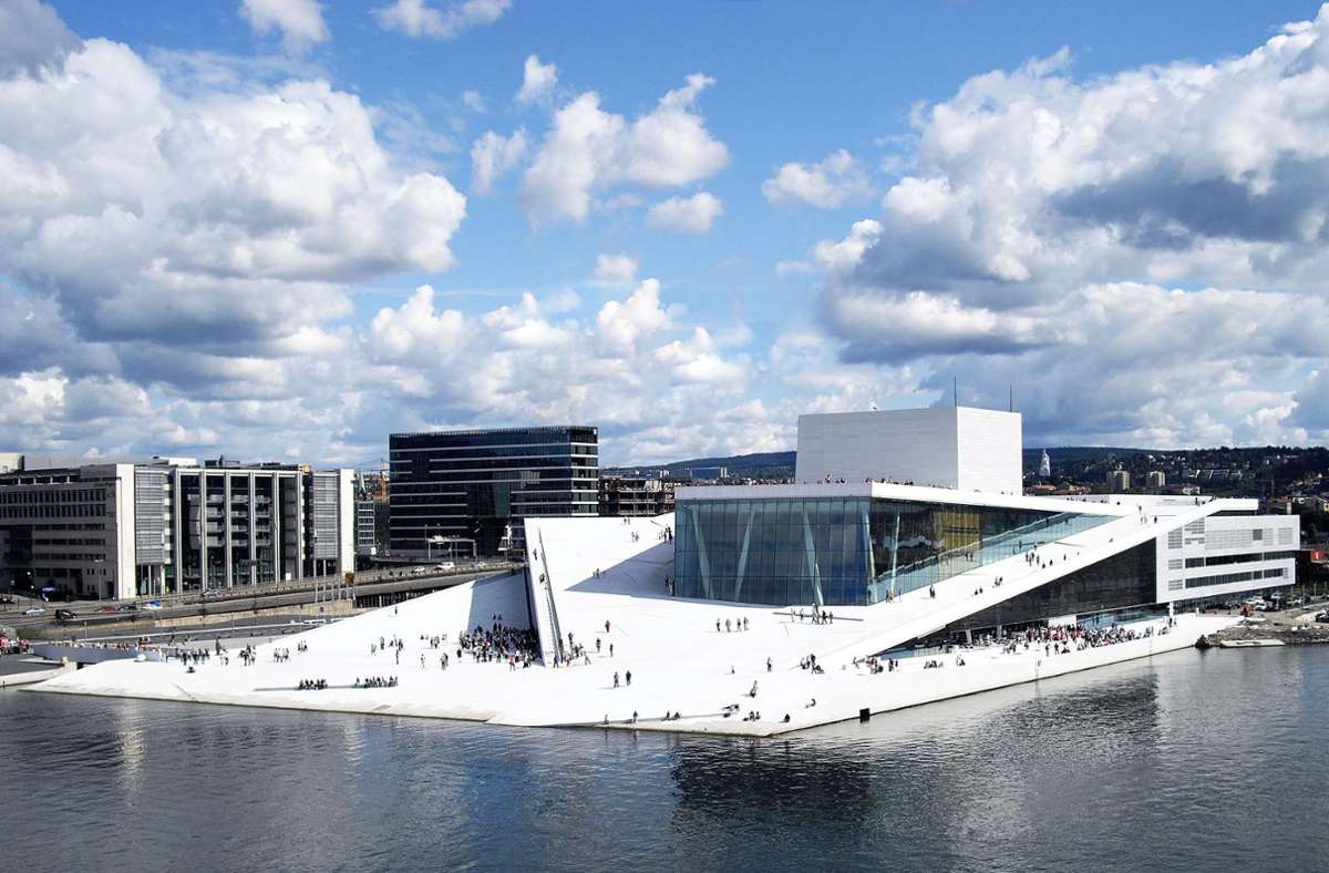Das Osloer Opernhaus ragt in einen Fjord hinein, der Entwurf stammt vom Architekturbüro Snøhetta. Die Norweger haben eine  begehbare Bauskulptur entworfen, deren 20 000 Quadratmeter große Dachfläche mit  Platten aus italienischem Carrara-Marmor bekleidet ist. Außen formt das Gebäude so eine Abfolge  von öffentlichen Plätzen am Wasser.