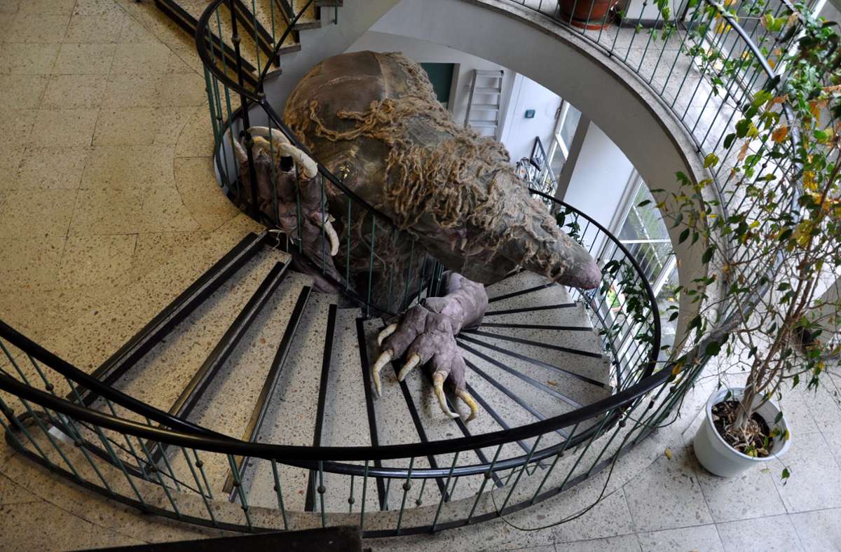 Das Tier  im Treppenhaus der Hochschule für Musik und Darstellende Kunst.