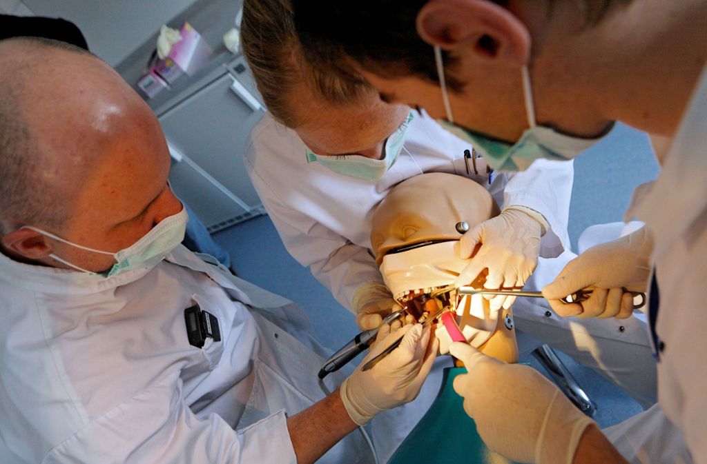 Studenten der Zahnmedizin schlagen Alarm: Virusangst lähmt Examen in Ulm