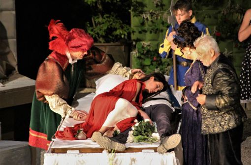 Erst der Tod ihrer Kinder Romeo und Julia bringt die Eltern Montague und Capulet dazu den Streit zwischen den Familien beizulegen. Foto: Eisenhardt -  Eisenhardt