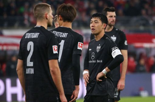 Verständnisloser Blick: Der VfB-Kapitän Wataru Endo (rechts) kann es kaum glauben, wie die Stuttgarter in Leipzig verloren haben. Foto: Pressefoto Baumann/Julia Rahn