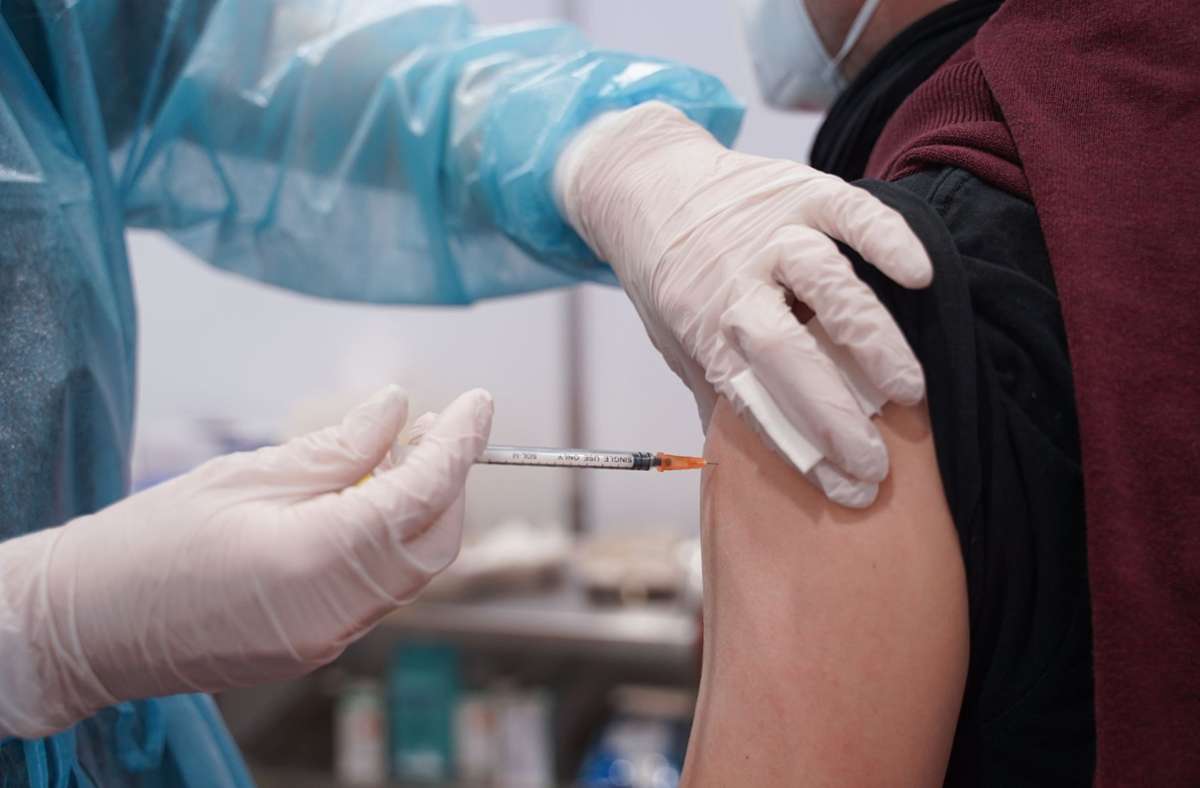 Impfen in der Coronapandemie: Stiko empfiehlt Booster mit angepassten Impfstoffen