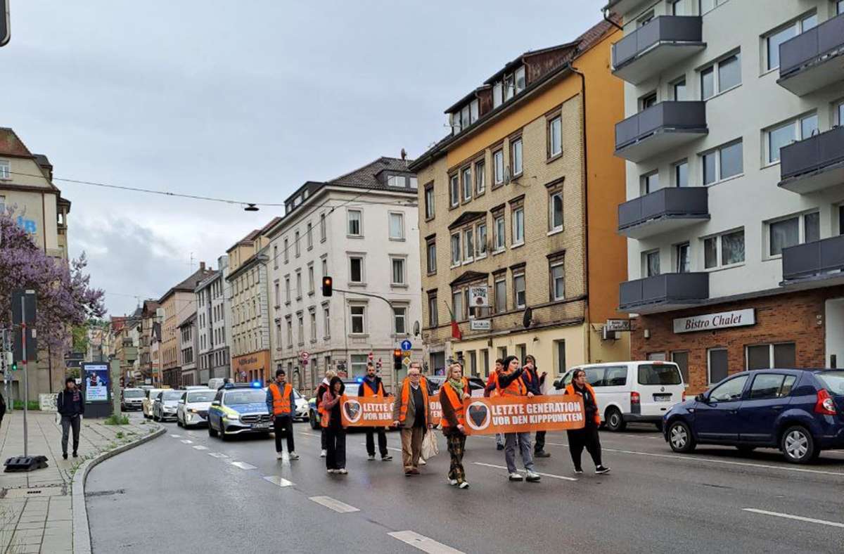 Stuttgarter Innenstadt: Klima-Aktivisten blockieren Berufsverkehr