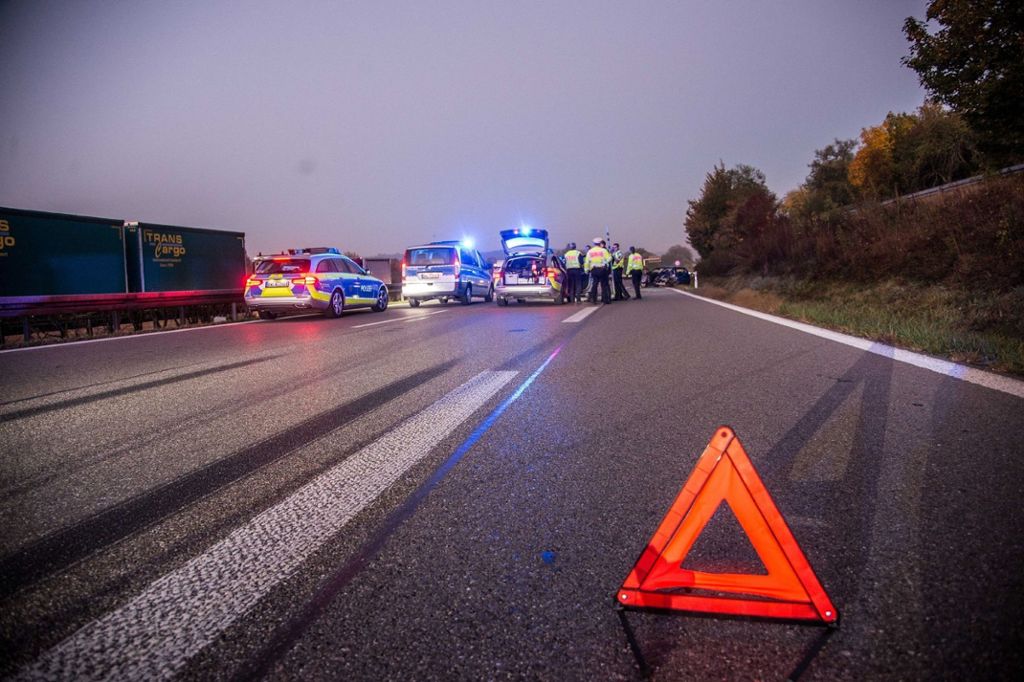 Die zwei weiteren Unfallbeteiligten wurden nicht verletzt: Stauende übersehen - Lastwagenfahrer stirbt