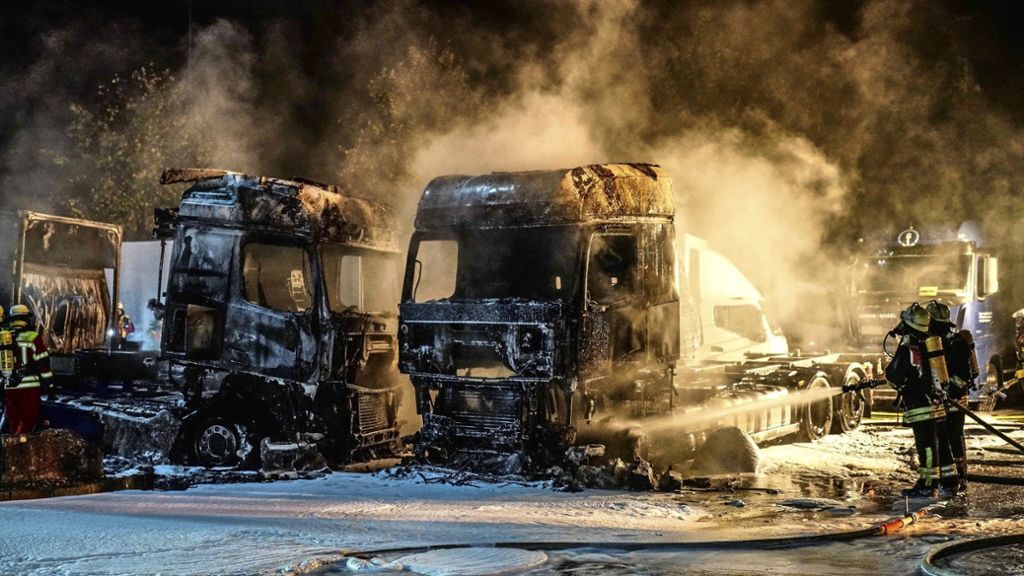 Mehrere hunderttausend Euro Schaden: Köngen: Feuer vernichtet fünf  Sattelschlepper - Kreis - Esslinger Zeitung